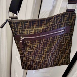 Fendi 🤎FENDI
MESSENGER 🤎Brand New 🤎Black and Brown Logo Messenger Bag
